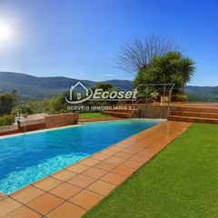 Chalet in Vallirana. Espectacular casa con piscina