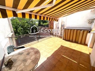 Casa adosada  Carrer major. Casa de pueblo adosada de 220 m² con patio de 100 m² en el centr