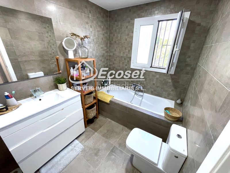 Foto 019c9580-c661-45ea-9b44-9f3a679e4f72. Xalet amb xemeneia calefacció aparcament a Vallirana