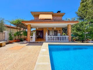 Chalet in Montesol. Chalet a la venta con piscina en leliana