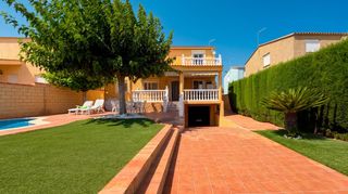 Chalet in La Conarda. Magnífico chalet con piscina, jardín y garaje en maravisa
