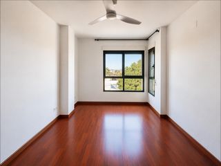Attique à El Castell. Semiático con terraza, garaje y trastero junto al metro en burja