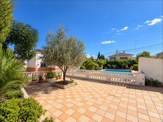 Chalet in Urbanizaciones. Chalet independiente con piscina a la venta en lliria