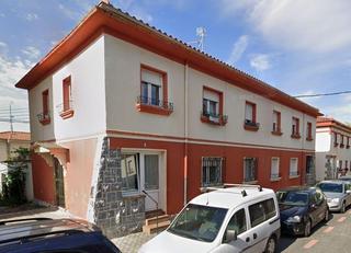 Rez-de-chaussée  Calle de las arguedas. Bajo con gran patio en las casitas de la chantrea  para reformar