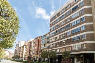Flat  Avenida de zaragoza. Cuidada vivienda  en avenida zaragoza