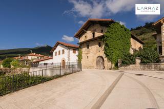 Haus en Esteribar. Casa de pueblo con estructura reformada