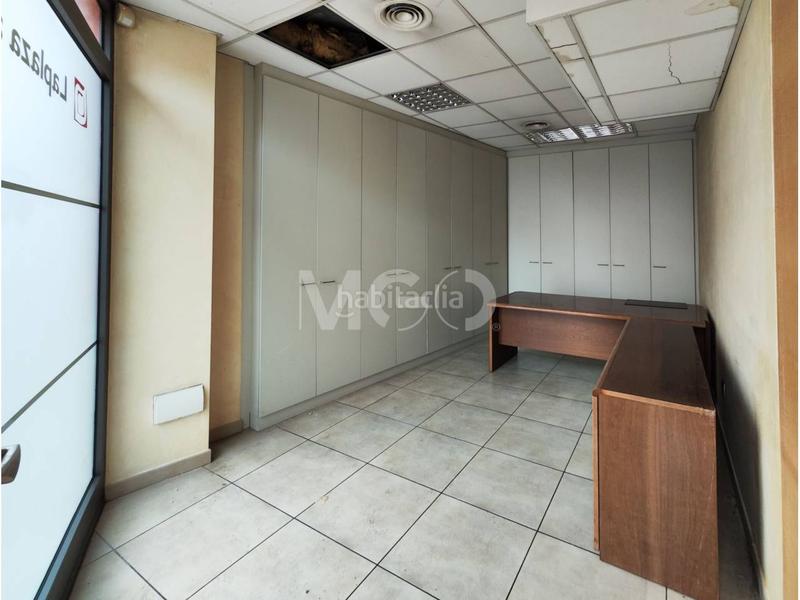 Foto 1957418a-8762-4e69-9b14-1bf5fcfbd3a5. Local comercial a del pont 2 a Centre Vic