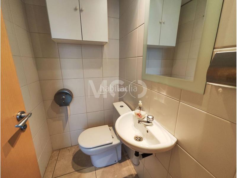 Foto 9aa7c3a4-cf3e-4386-9b88-f506c3dc8b78. Local comercial a del pont 2 a Centre Vic