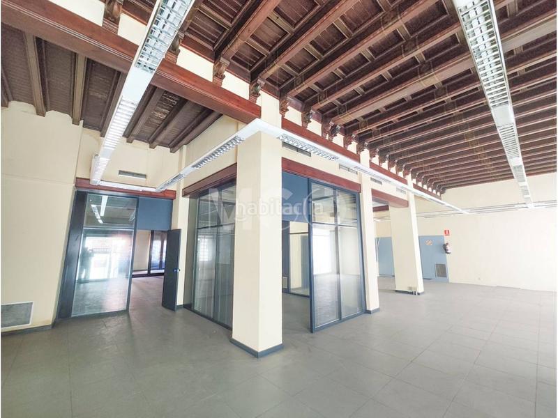 Foto bf5eb71a-8d9a-4d26-a4db-a0e728557d84. Lloguer local comercial a hospital 13 a Centre Vic