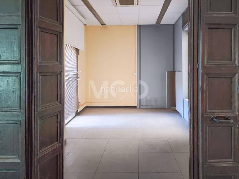 Foto f8d548ef-39b8-43e1-878c-08b19ad52be0. Lloguer local comercial a hospital 13 a Centre Vic