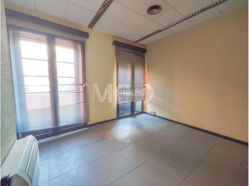 Foto 4b57091b-169c-4b91-ae1d-977ff7bf0c4b. Rent business premise in hospital 13 in Centre Vic