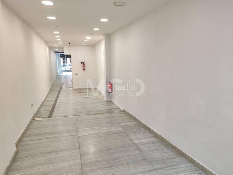 Foto 01cd0b35-9f0c-47e4-ab9a-07eb0639aa2d. Location local commercial dans manlleu 7 dans Centre Vic