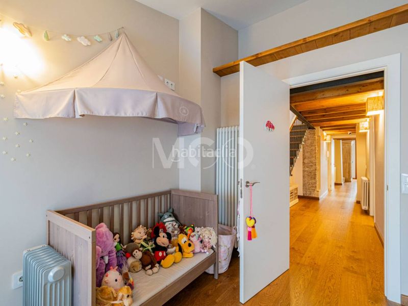 Foto e605b227-4364-4805-aa2a-54200e848973. Casa amb calefacció aparcament a Centre Vic