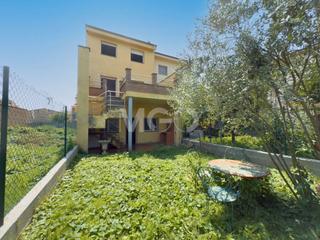 Casa a Manlleu. Casa amb jardí en venda a manlleu