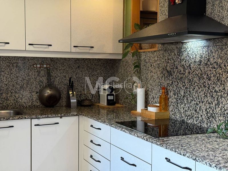 Foto d3b91552-f898-41f7-a341-f142df0107b6. Pis amb calefacció aparcament a Centre Vic