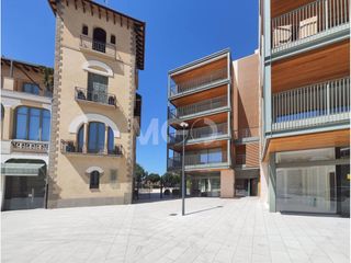 Lloguer Local Comercial a Plaza mil·lenari de catalunya 1. Local a estrenar amb sortida de fums a vic