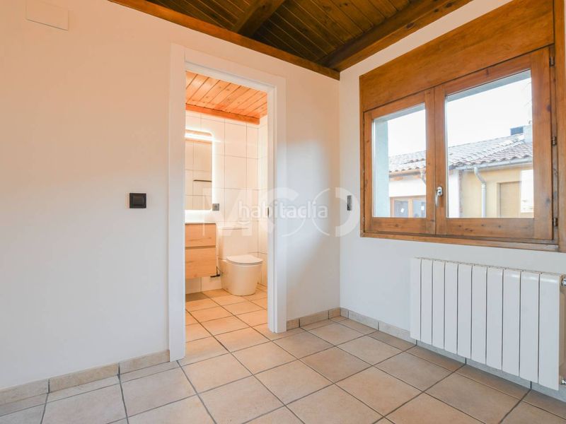 Foto f4c210ed-6dd8-45bc-9477-f140bafc2c0b. Casa amb calefacció aparcament a Nord Vic