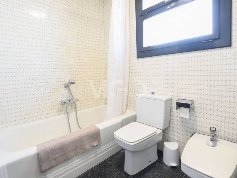 Foto 0a2a7cc7-43cb-408d-8829-39e9a7099614. Casa amb aparcament a Manlleu