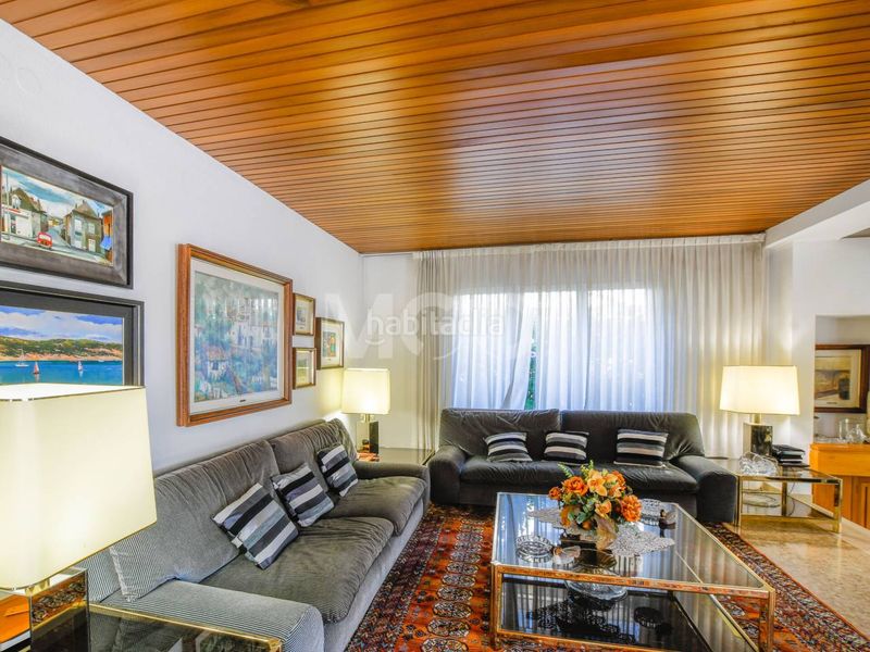 Foto e5f0baf0-d409-4953-8898-c25e69886137. Casa amb aparcament a Manlleu