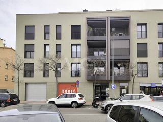 Lloguer Local Comercial a Calle segimon 6. Local comercial a estrenar a vic