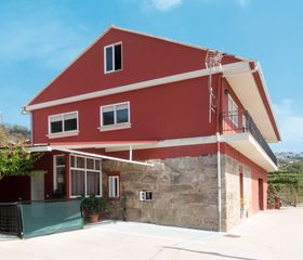 Casa a Gondomar. Casa en venta en villaza, 8 dormitorios.