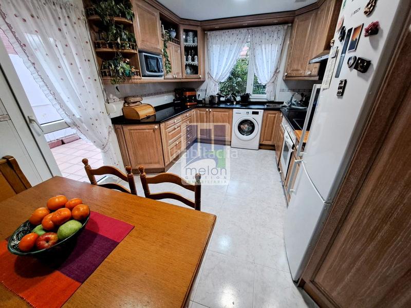 Foto ef21e0fa-fd60-47b9-ac03-f96020a37523. Chalet avec parking dans Universidad - Las Huelgas Burgos