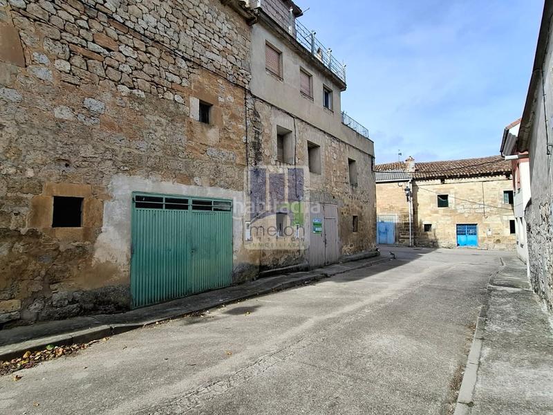 Foto ef4dbc19-efd7-4e79-8b00-59e7d42ef461. Chalet con parcheggio in Alfoz de Quintanadueñas