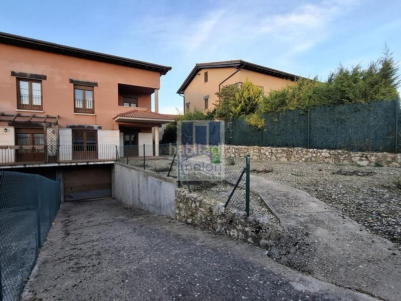 Foto 23f3bdbc-bf05-4b0b-823d-e97f5af37450. Chalet avec parking dans Villagonzalo Pedernales