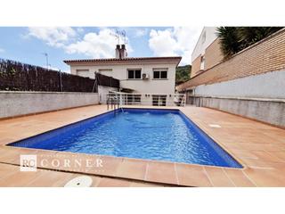 Doppelhaus  Jaume i conqueridor. Casa pareada con piscina privada en argentona.