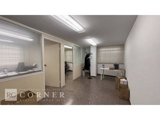 Miete Büro  Calle vilarós. Oficina situada en la pza. joaquim folguera.