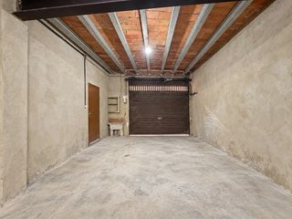 Local Comercial en Carrer dels penitents 6. **garaje con puerta automática, ideal también como almacén**