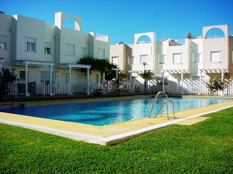 Foto 88e35890-a9b0-4bf2-a74b-a8f13d7aee87. Casa aparellada amb calefacció piscina a Las Marinas - Pueblo Laguna Vera