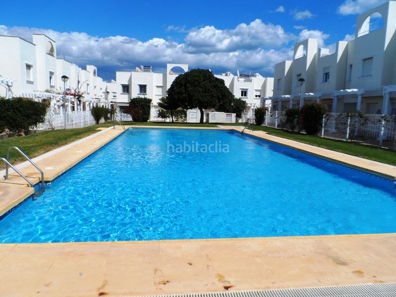Foto 8cf34d53-9101-483f-81be-37e83e477ec5. Casa aparellada amb calefacció piscina a Las Marinas - Pueblo Laguna Vera
