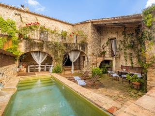 Mas à Esglesia de vilert 2. Casa rural del siglo xiii en esponellà