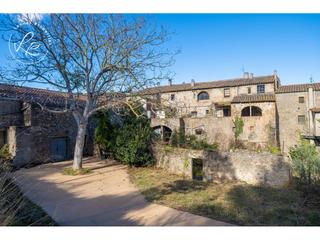 Masia  Oli. Casa señorial del siglo xix en les escaules