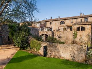 Masía  Oli. Casa señorial del siglo xix en les escaules