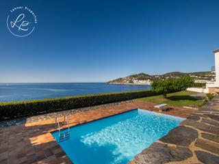 Haus  Vista. Magnfico chalet en primera lnea de mar en port de la selva