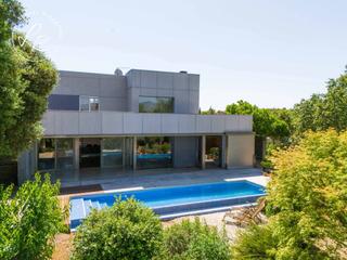 Haus in Mas pau 1. Casa de diseo con jardn, bosque privado y piscina en mas pau a