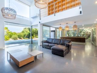 Maison à Mas pau 1. Casa de diseño con jardín, bosque privado y piscina en mas pau a