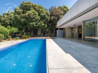 Casa a Mas pau 1. Casa de diseño con jardín, bosque privado y piscina en mas pau a