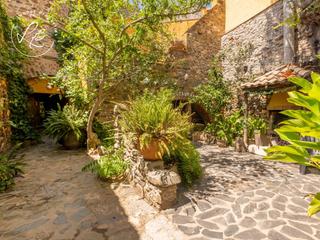 Masia  Socals. Casa con patio y muchas posibilidades en garriguella