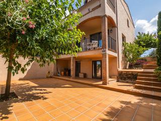 Casa aparellada  Ternet. Casa con jardín y vistas a la montaña en vilamaniscle