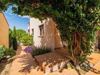Casa aparellada  Ternet. Casa con jardn y vistas a la montaa en vilamaniscle
