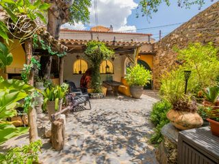 Mas à Garriguella. Casa con alma antigua residencia y atelier del pintor s.m. félez