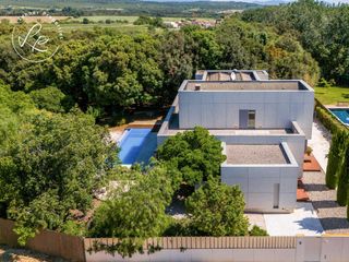 Haus  Mas pau. Casa de diseño con jardín, bosque privado y piscina en mas pau a