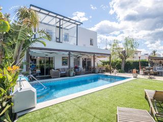 Maison à Carmençó. Casa independiente con piscina, jardín y zona de ocio en empuria