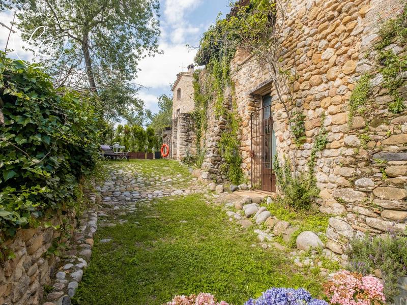 Foto 4ea4fd75-f684-4bd4-bfff-79554dcf26e6. Masía casa rural del siglo xiii en Esponellà