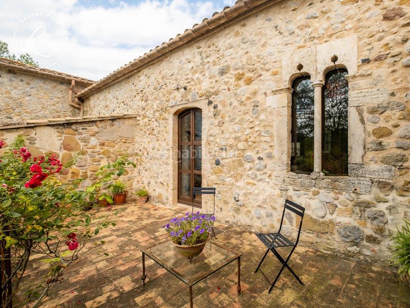 Foto d60580e0-736d-42c4-b059-ea6318e845d6. Masía casa rural del siglo xiii en Esponellà