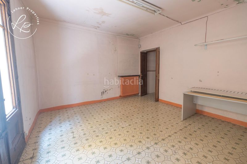 Foto b96b51fe-a928-4472-b254-dc3de3b98089. Edificio in Olot