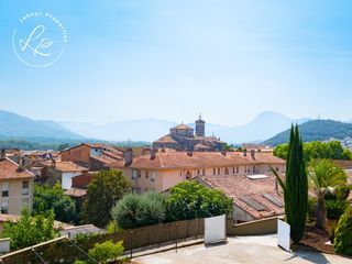 Casa en Olot. Gran finca urbana a 5 min del centro de olot .